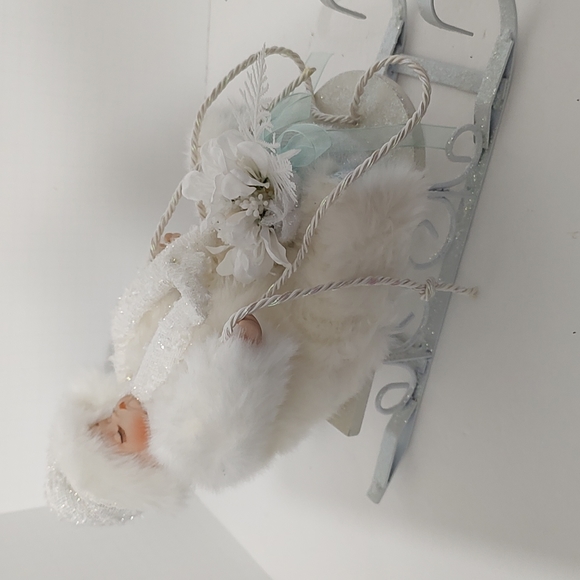 New Winter Baby in Sleigh From the Heritage Signature Collection - Picture 11 of 14